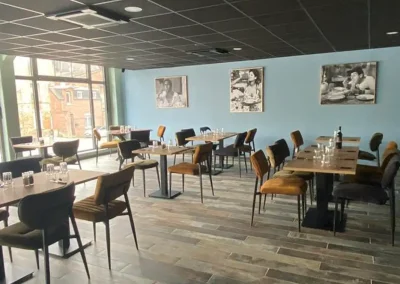 Intérieur rénové de la pizzeria Leonardo à Avesnes-sur-Helpe - Travaux Etablissements Lemaire